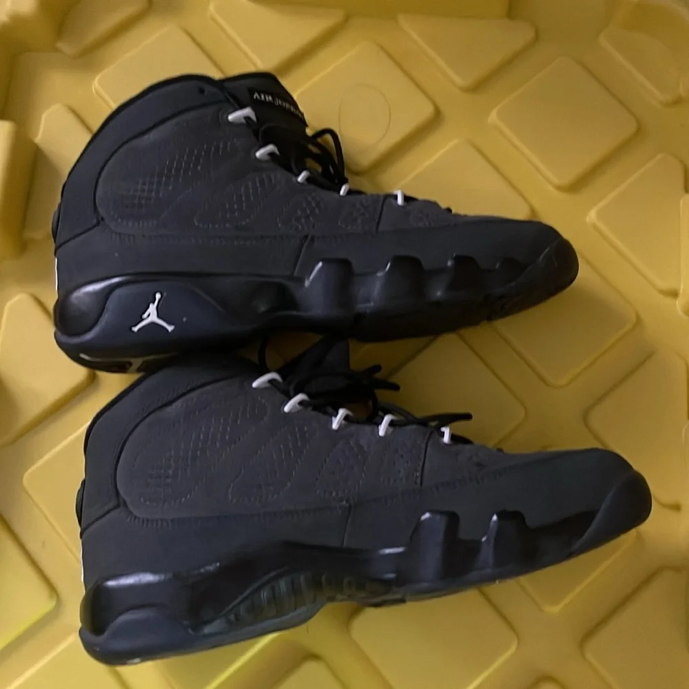 Nike Wolf grey air jordan 9s. SIZE 6.5 YOUTH